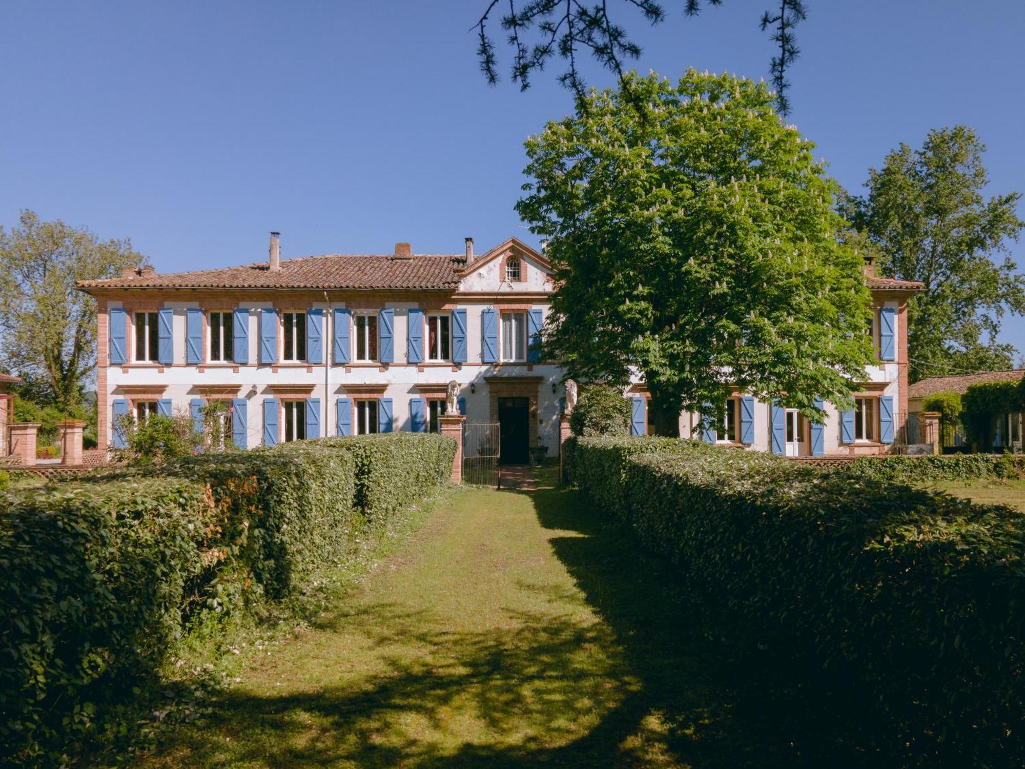 Le Manoir De *